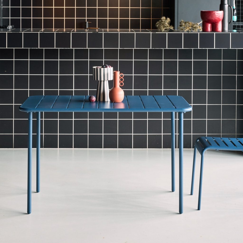 Table de jardin métal 4 places. marine. Amelia. 120x70cm. traitement antirouille. lattes et bords arrondis