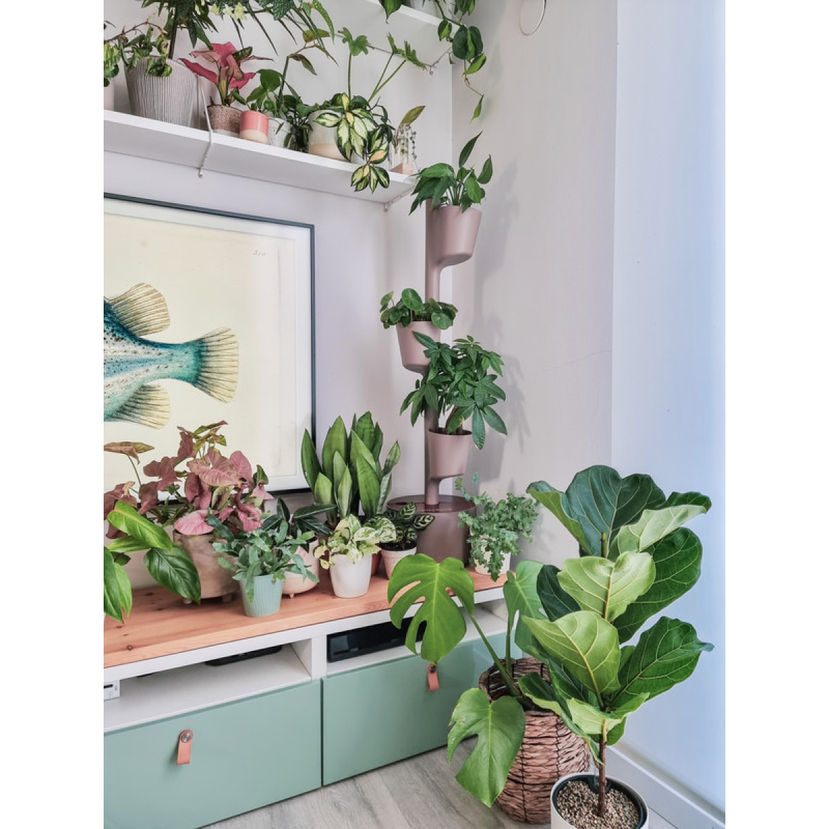 Jardinera vertical con plantas de interior; color corteza de pino de 3 macetas con riego automático