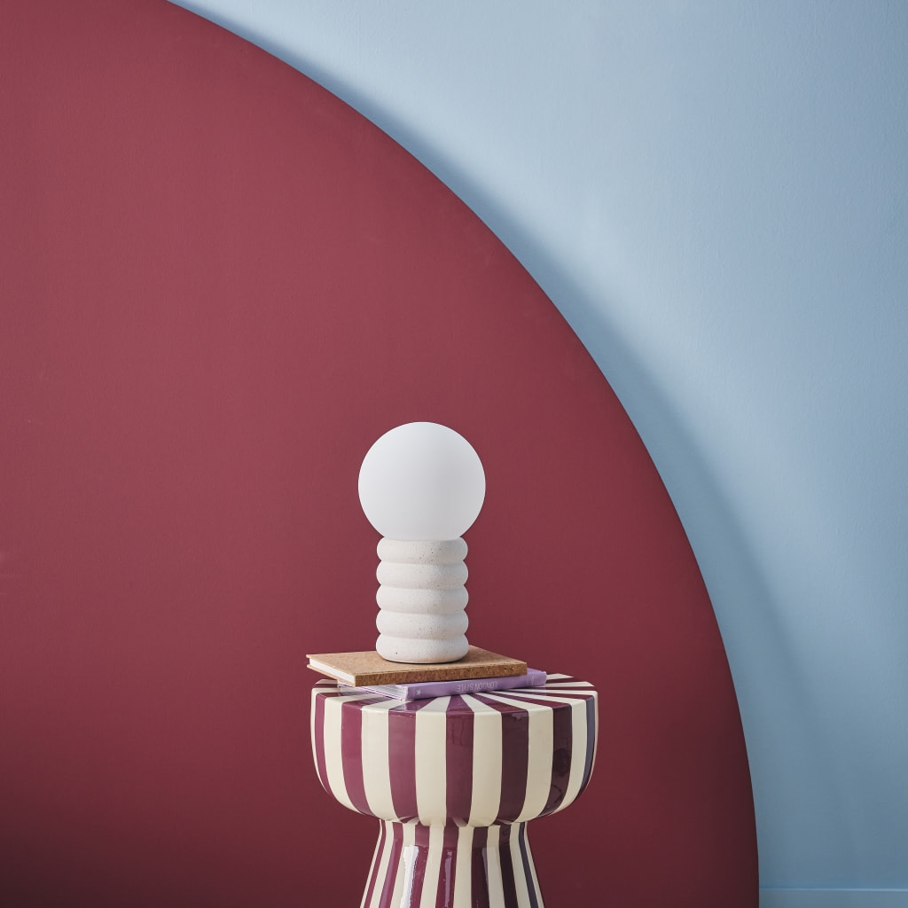 Lampe à poser intérieur céramique moucheté blanc et noir. globe en verre H 28cm - Zoe