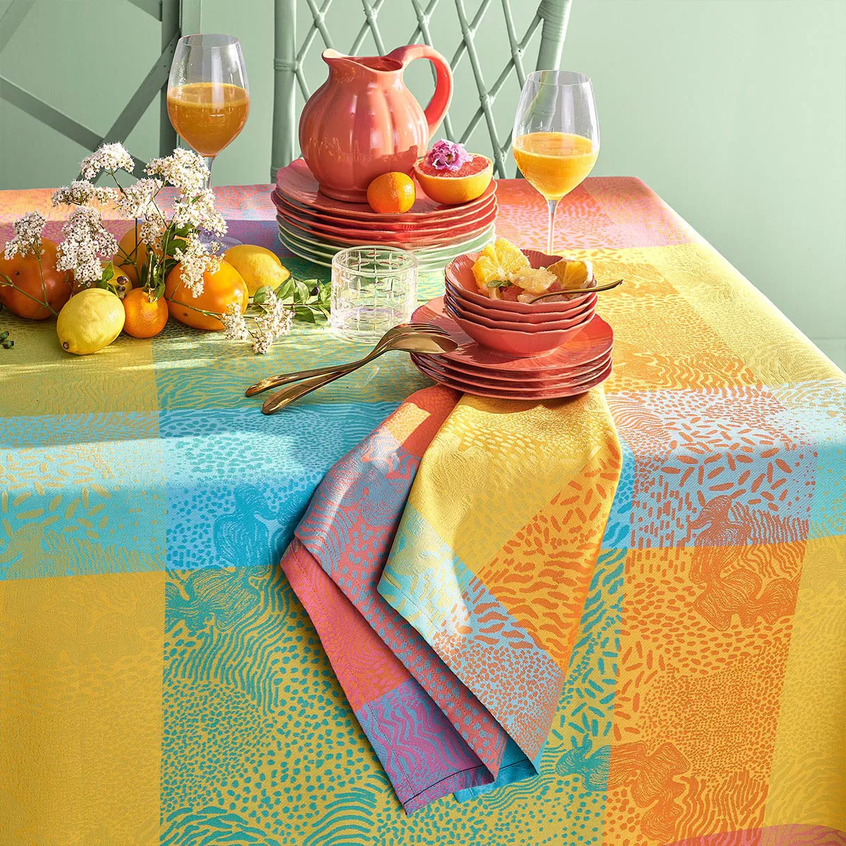 Serviette pur coton motif jacquard bleu jaune orange Mille vagues exotique