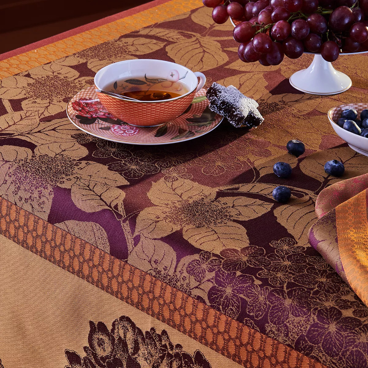 Nappe anti tache pur coton motif jacquard Hortensias rouille