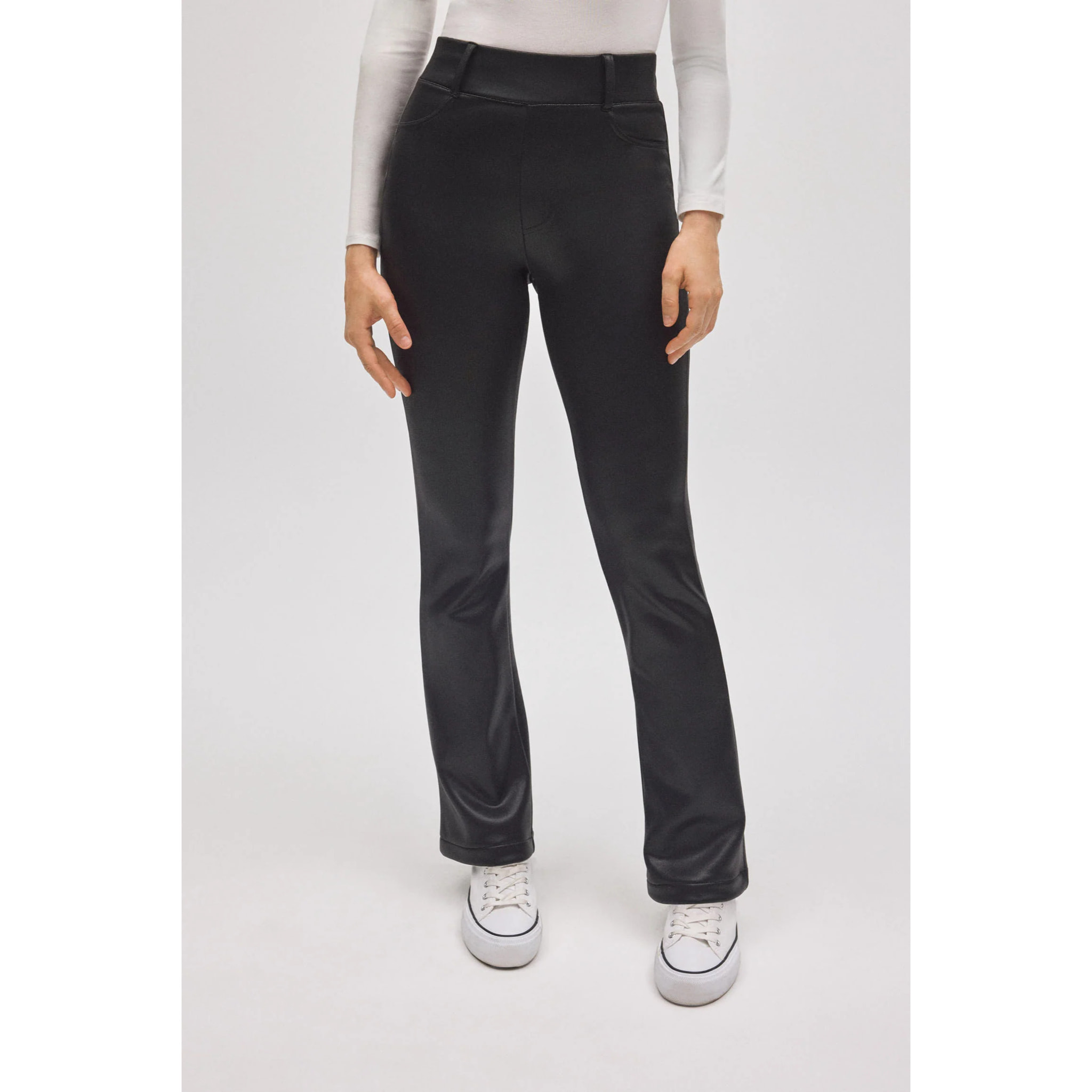 Pantaloni termici svasati effetto pelle elasticizzata nera