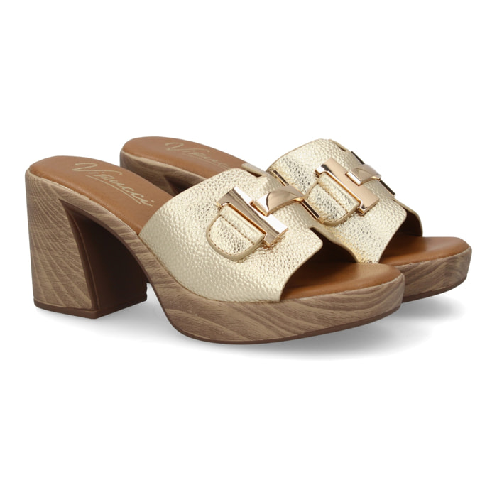 Sandalia tacón mujer con adorno metálico en la pala