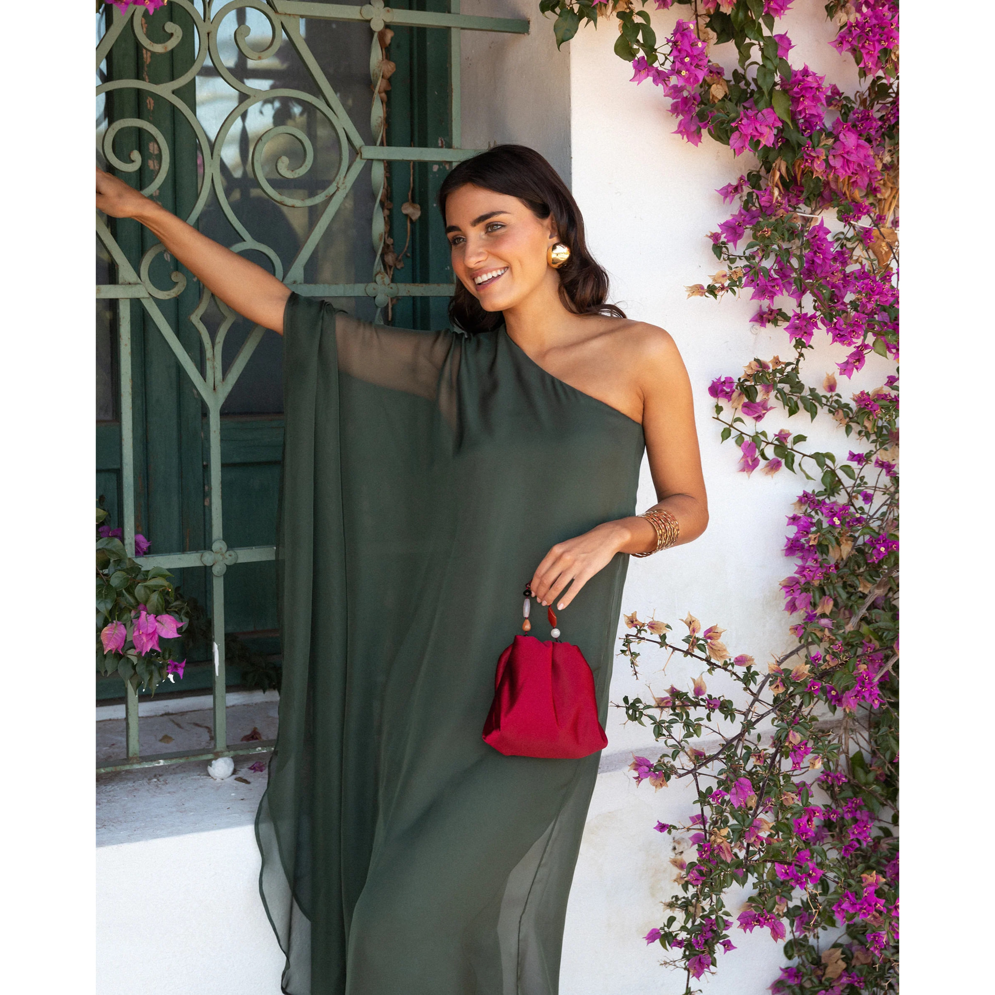 Vestido largo con capa asimétrico