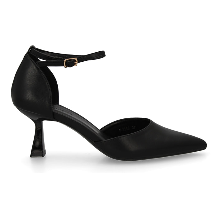 Zapato de salón con cierre de hebilla