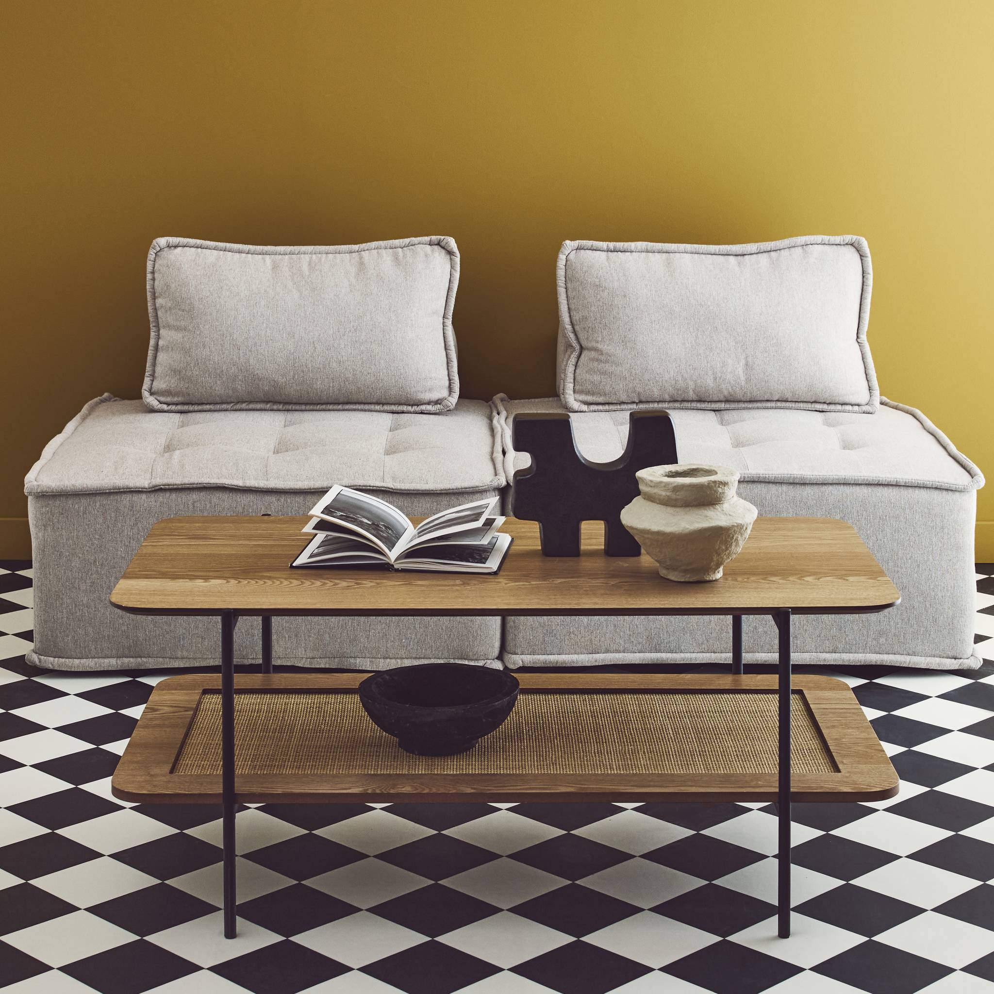 Table basse vintage 110 cm coloris naturel. double plateaux effet bois et cannage. piètement et structure en métal noir