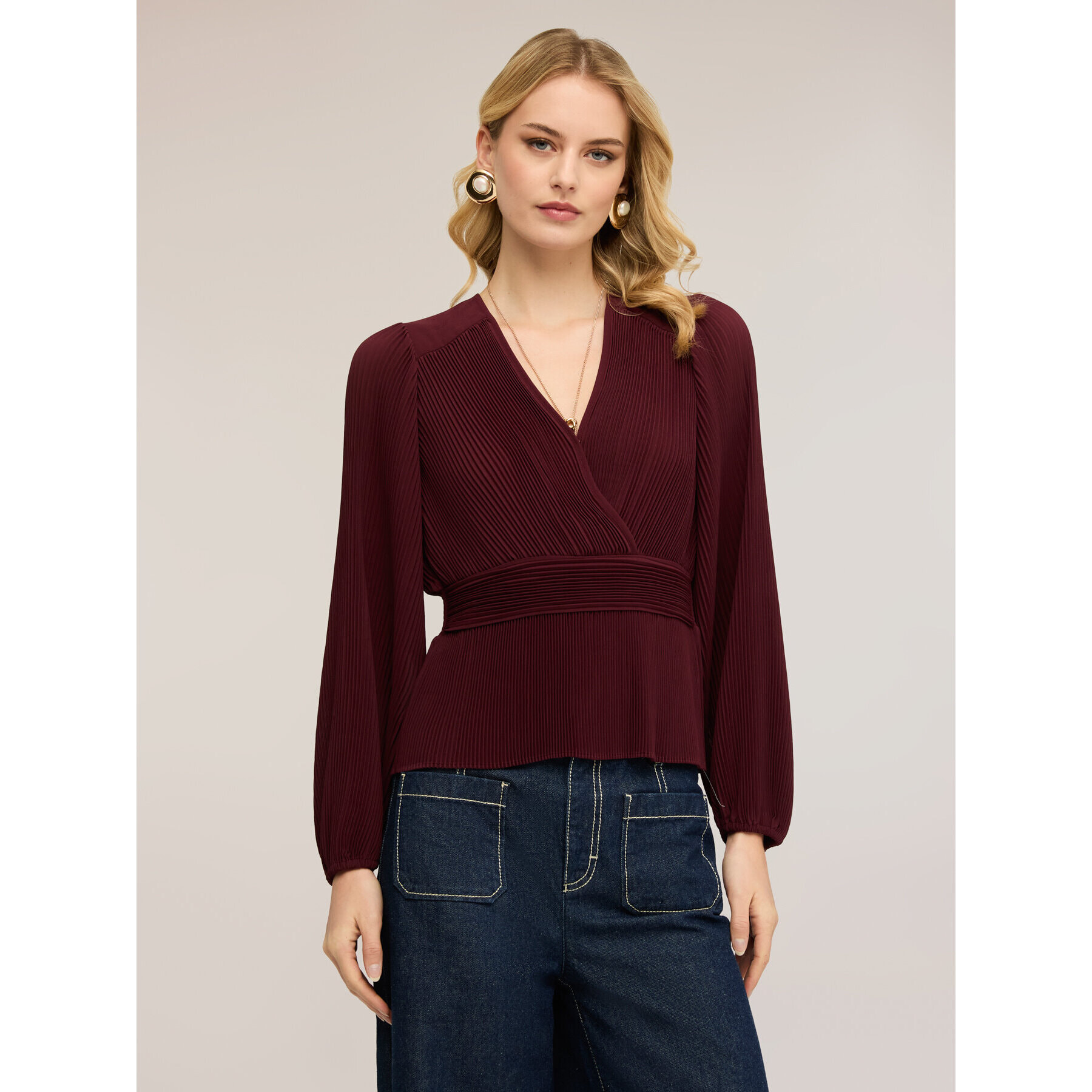 Motivi - Blusa plisada de georgette con escote en V - Burgundy
