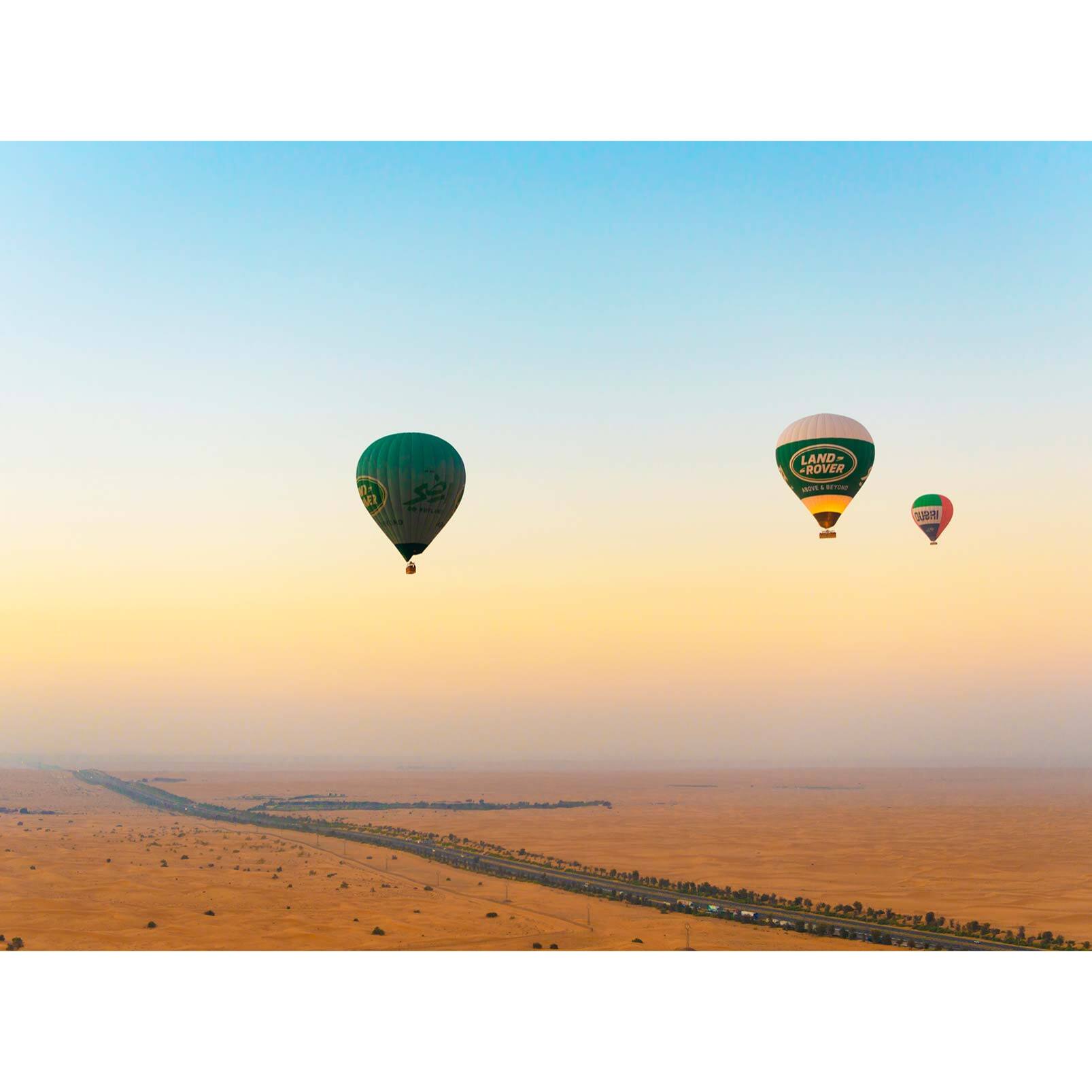 Papier peint panoramique montgolfieres du desert Intissé