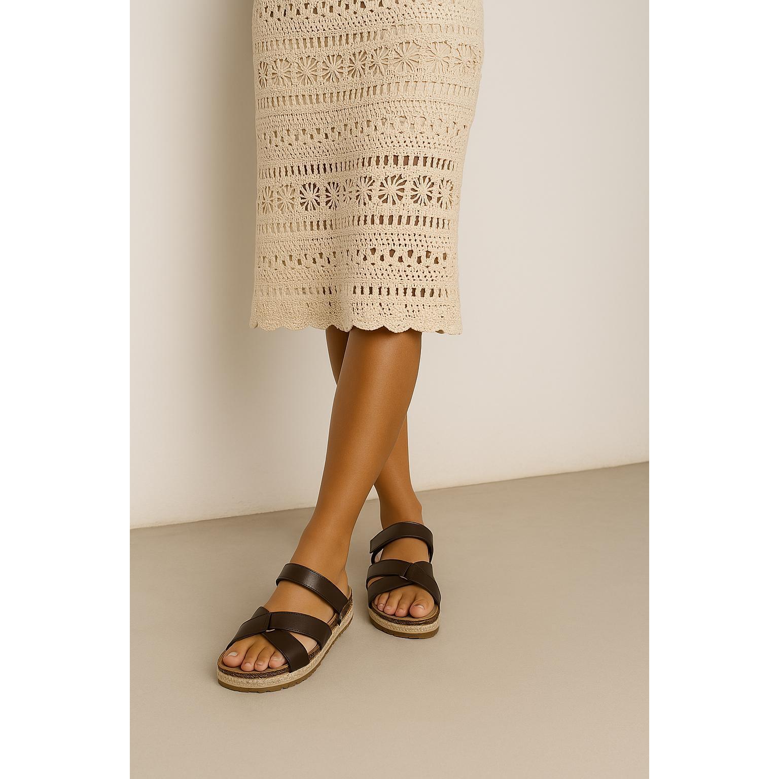 Sandalias planas marrones con suela de corcho y esparto