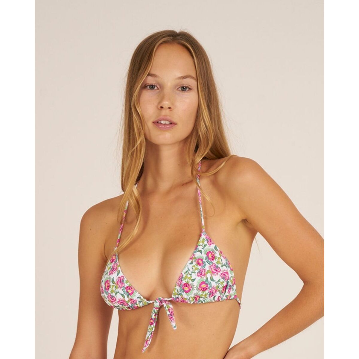 Top de bikini triángulo con un lazo y estampado de flores