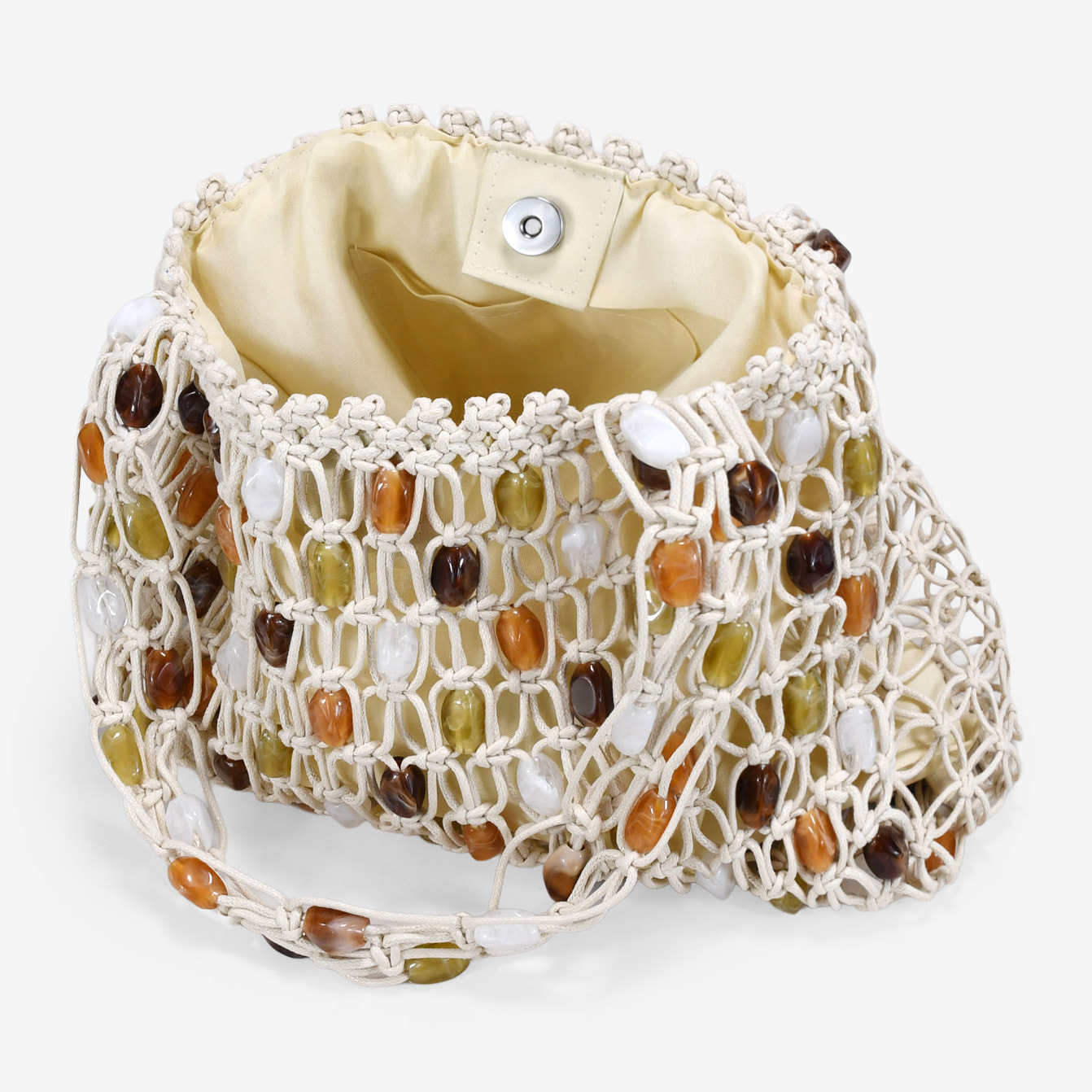 Bolso de hombro beige en macramé con piedras