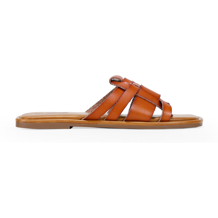 Sandalias planas marrones con tiras cruzadas