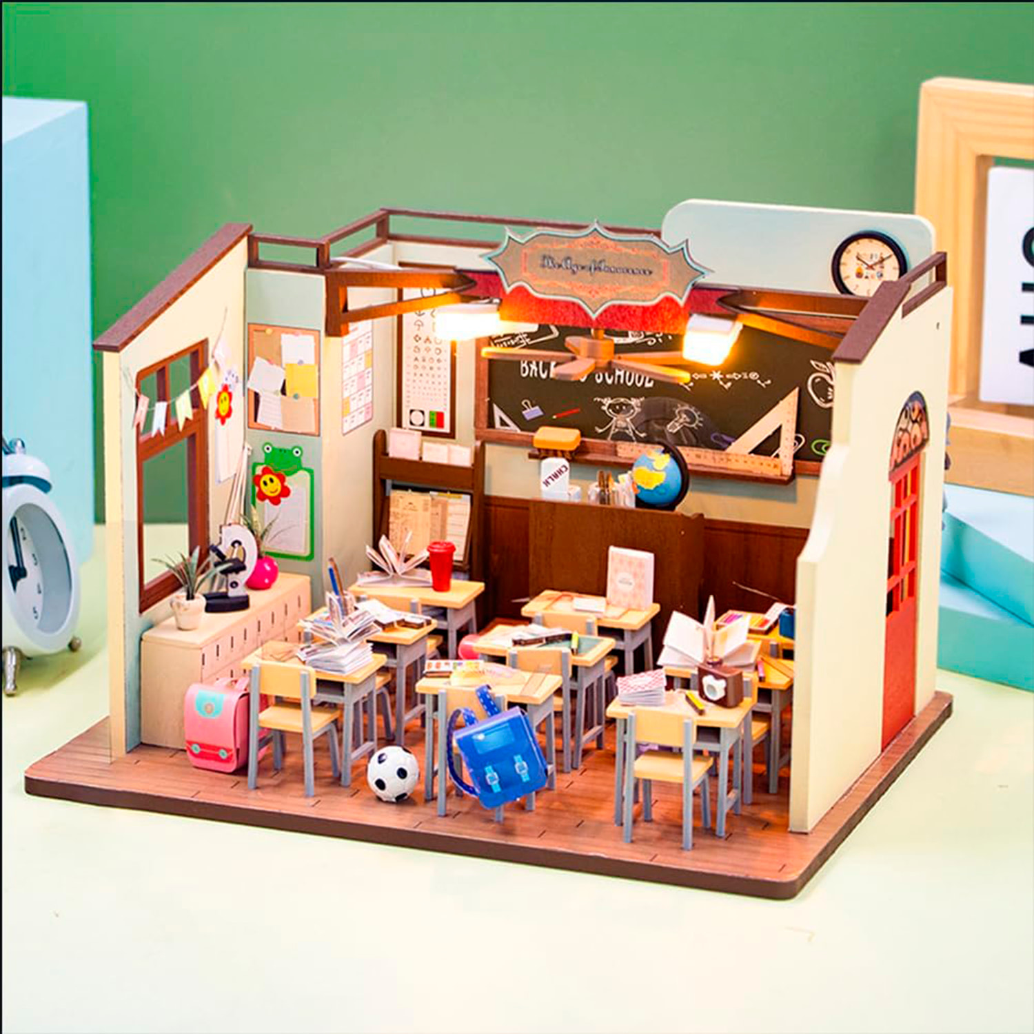 Clase de escuela. Maqueta 3D realista con gran detalle y luces led.