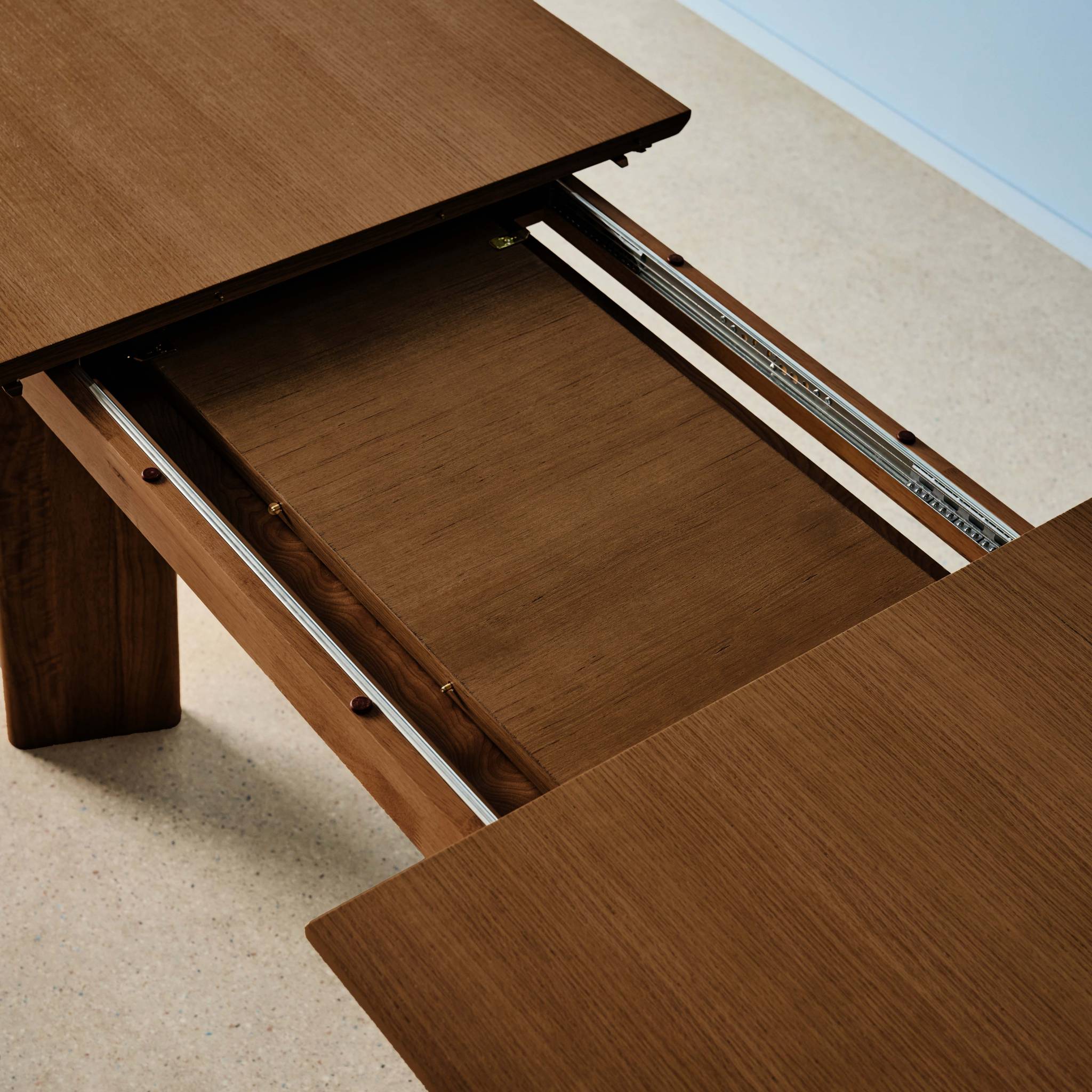 Table à manger rectangulaire extensible bois d'hévéa et placage chêne 6-8 places ALBANE
