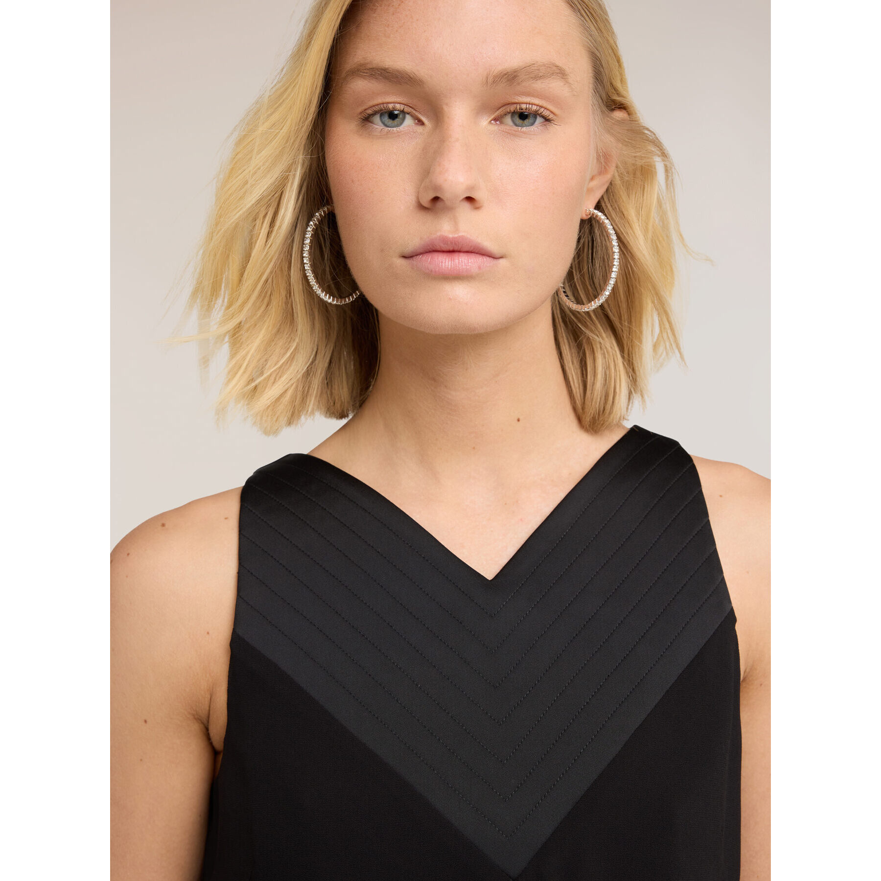 Motivi - Top de georgette con escote en V - Negro