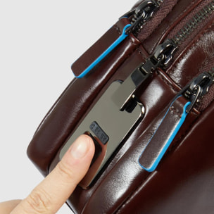 Piquadro Pochette porta iPad®mini con tracolla rimovibile e chiusura di sicurezza a impronta digitale