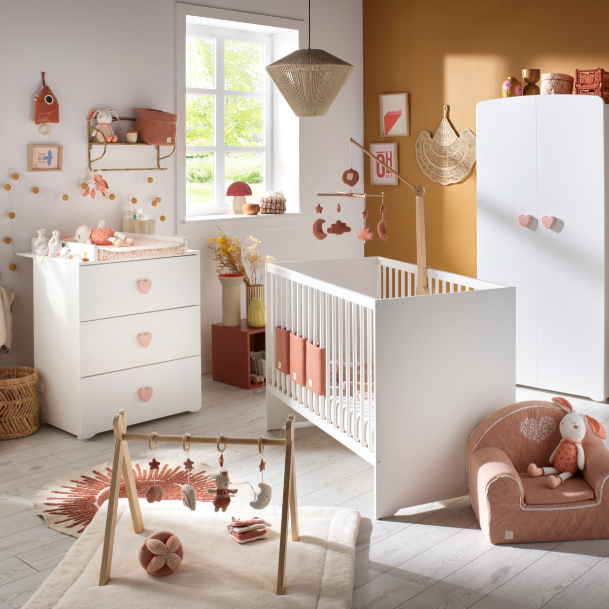 Lit bébé 120x60 avec têtes de lit panneaux laquées blanc et sommier réglable