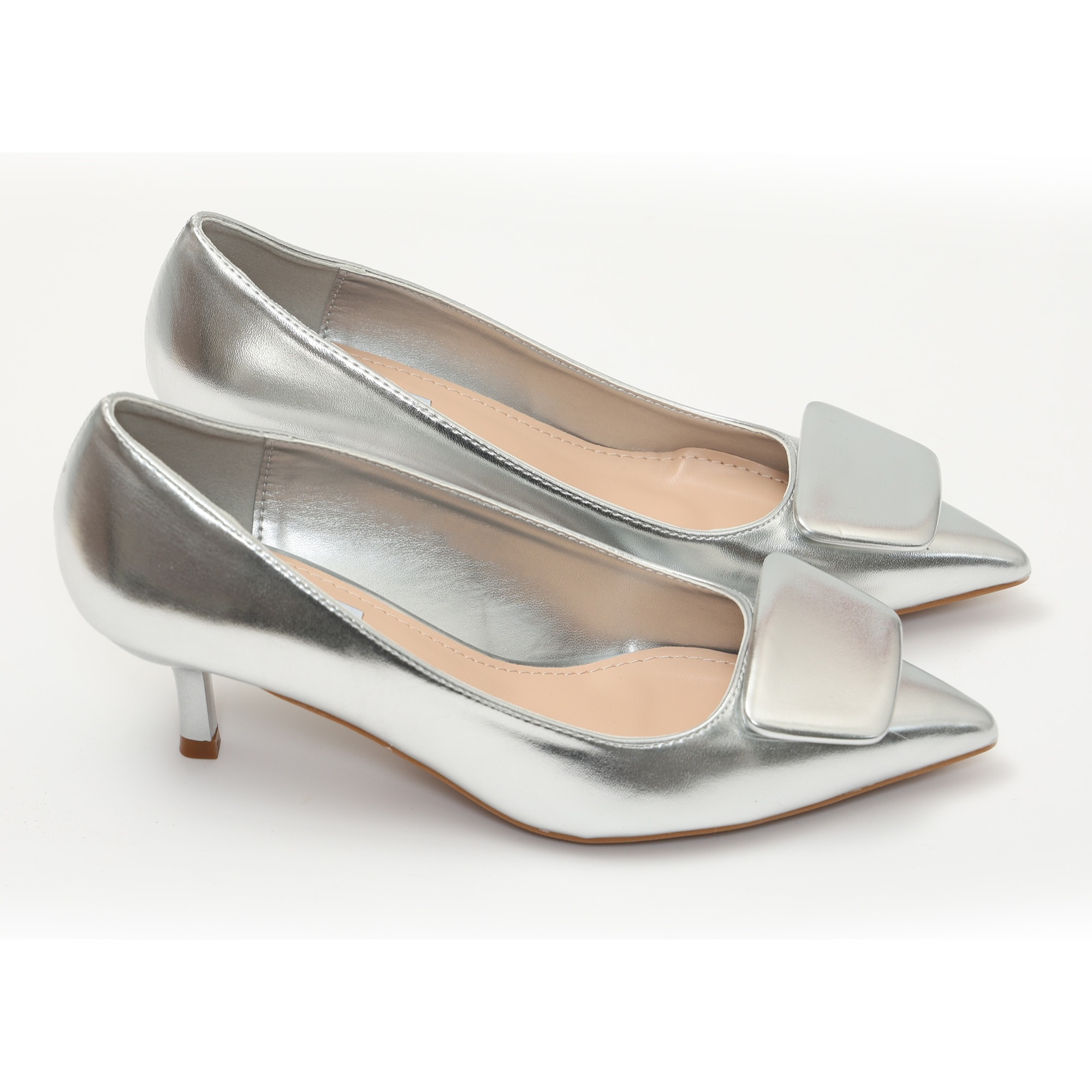 Dècolletè pumps in simil pelle con tacco basso e dettaglio sulla punta