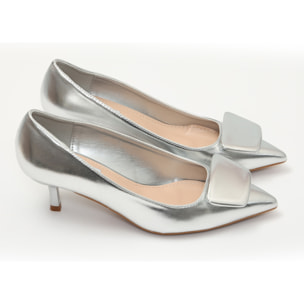 Dècolletè pumps in simil pelle con tacco basso e dettaglio sulla punta