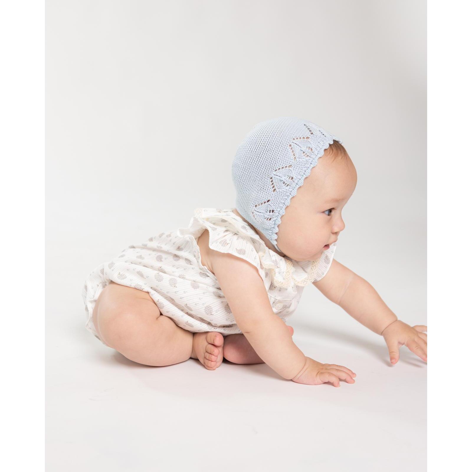 Pelele estampado de erizos, con volante en el cuello y en la sisa.