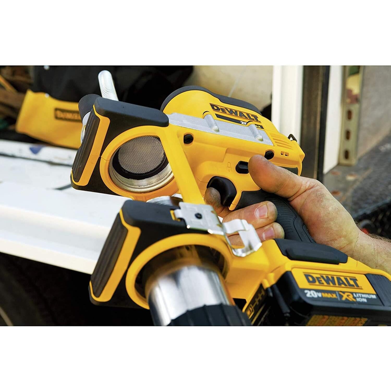 Pompe à graisse XR 18V 4AH Li-Ion - DEWALT - avec 1 batterie 4.0 Ah - chargeur - coffret - DCGG571M1-QW