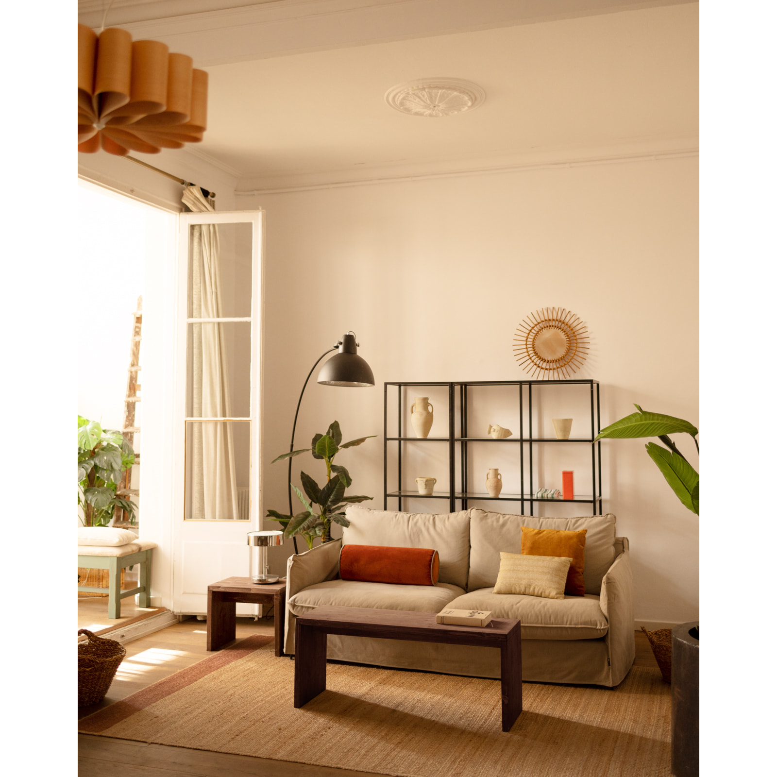 Mesa de centro de madera maciza en tono nogal de 110x45x35cm Alto: 45 Largo: 110 Ancho: 35