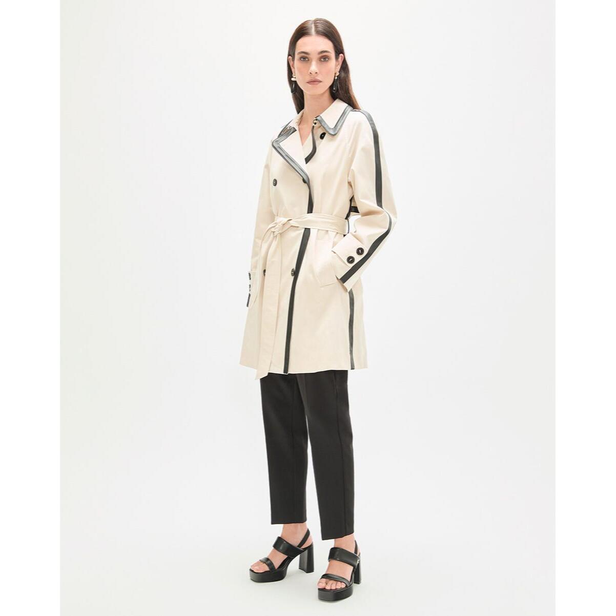 Trench con maniche raglan ed effetto pelle a contrasto