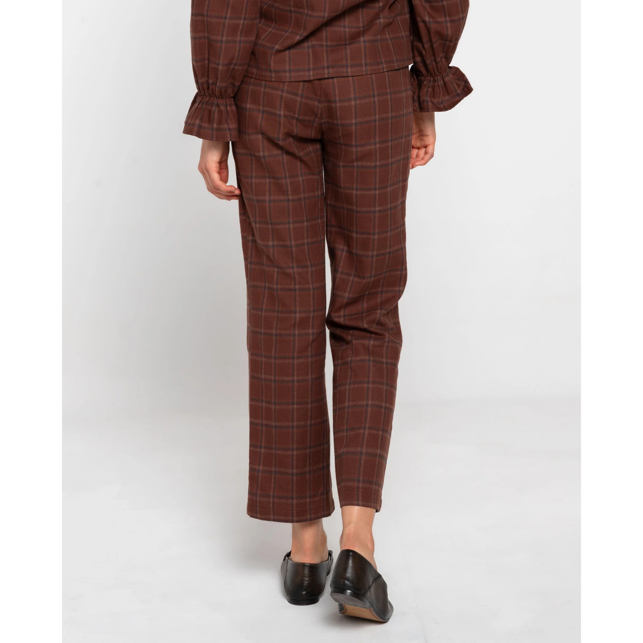 Pantalón recto marrón de cuadros con bragueta y botón