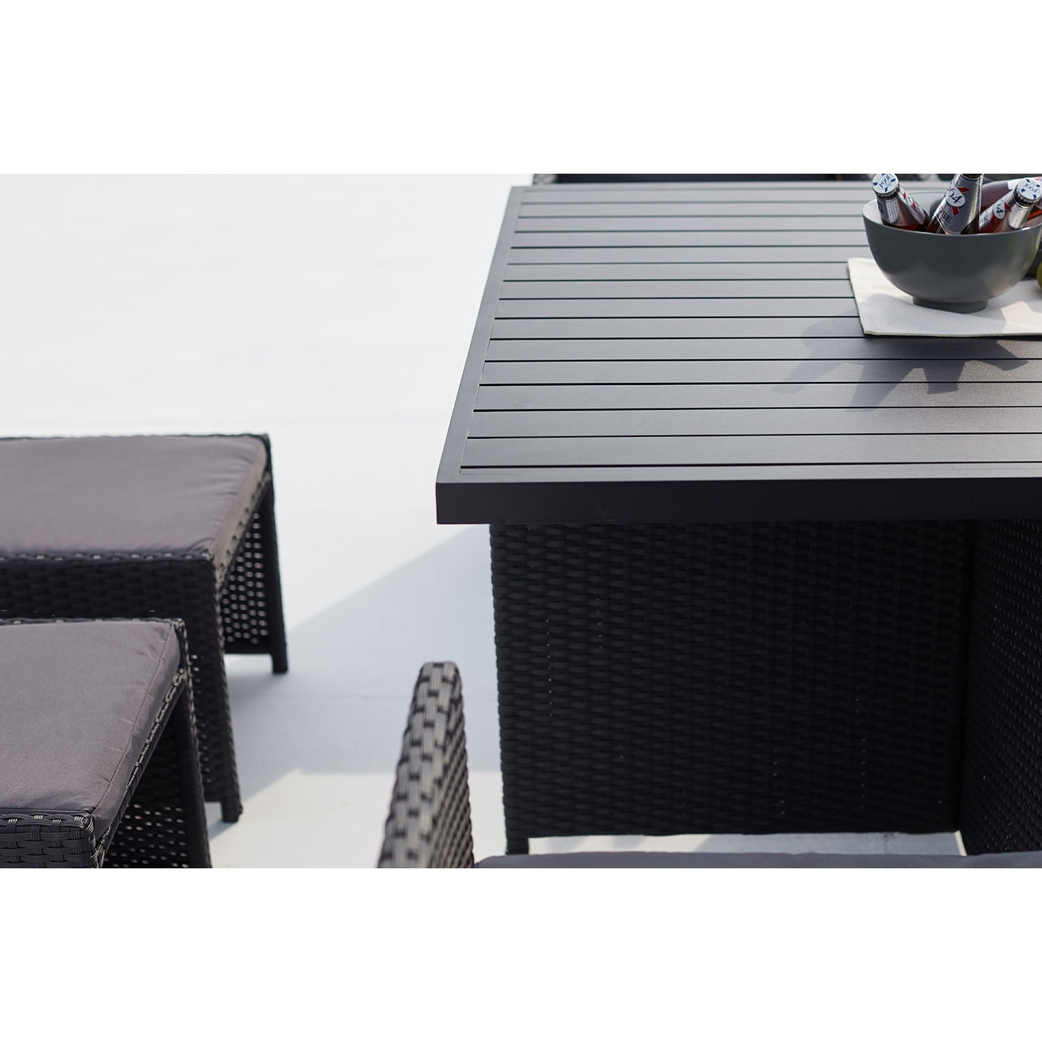 Table et chaises 8 places encastrables alu et résin noir-gris ABASA
