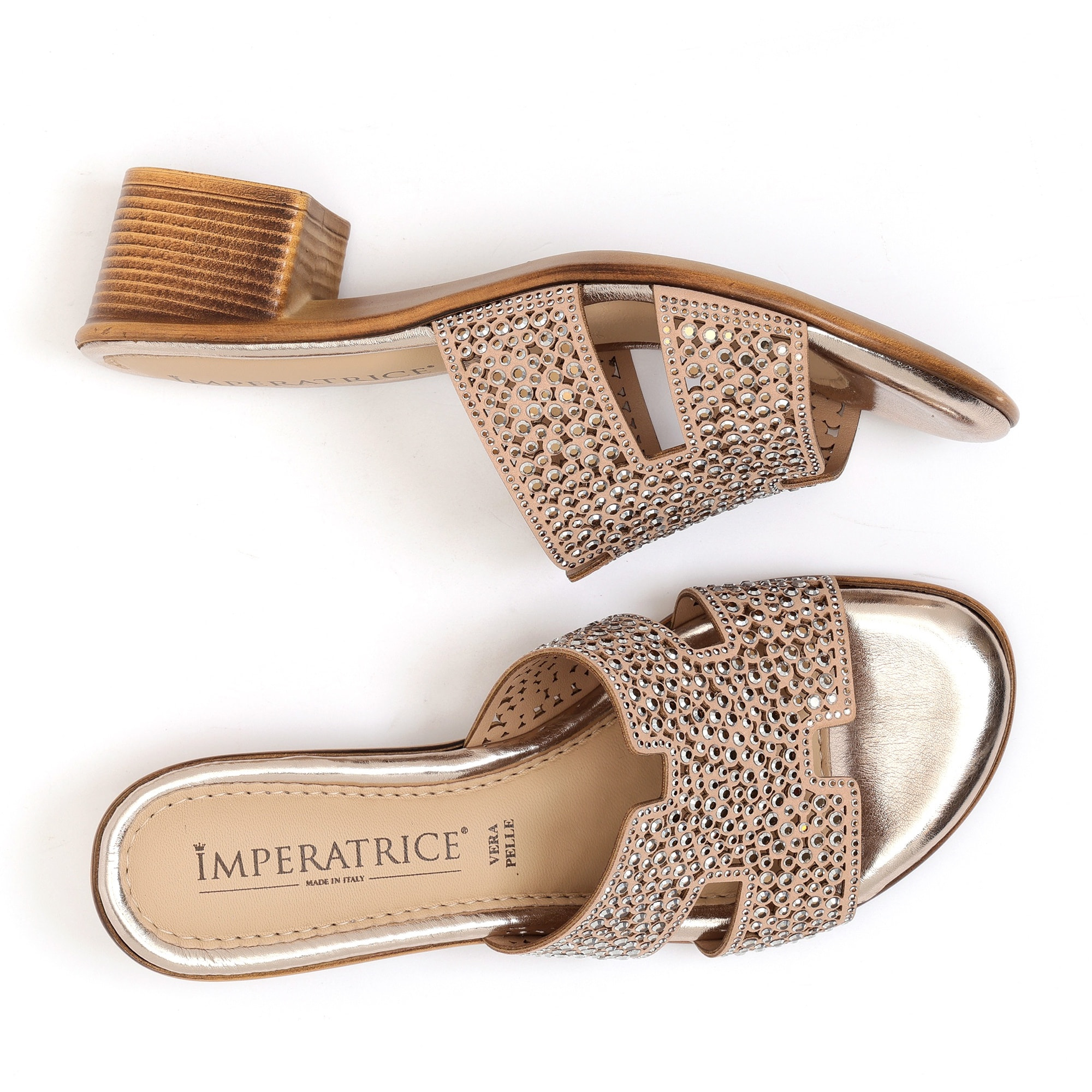 Sandali in simil pelle con applicazioni di strass e sottopiede comodissimo in memory