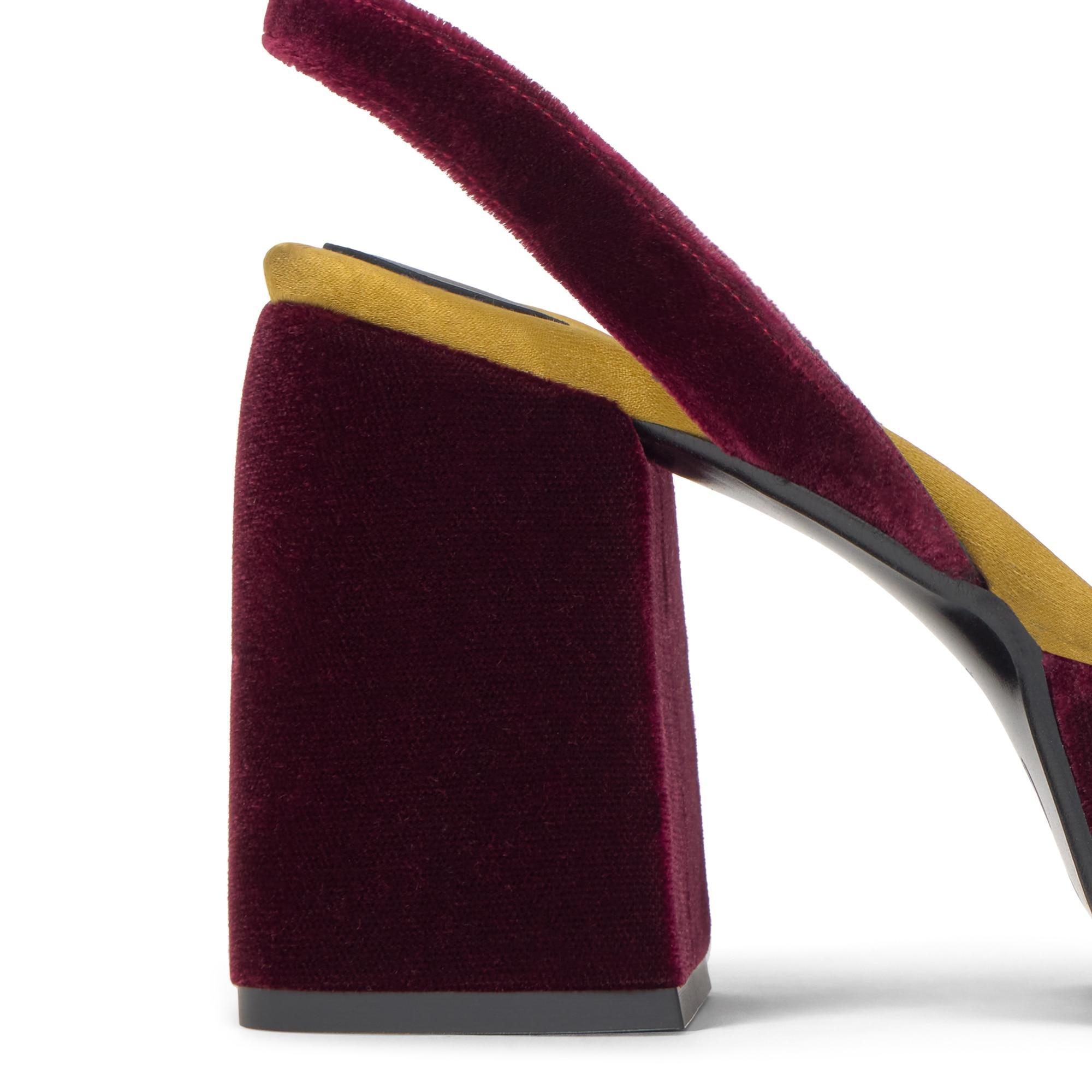 Zapato de tacón Verona en terciopelo con cierre de hebilla