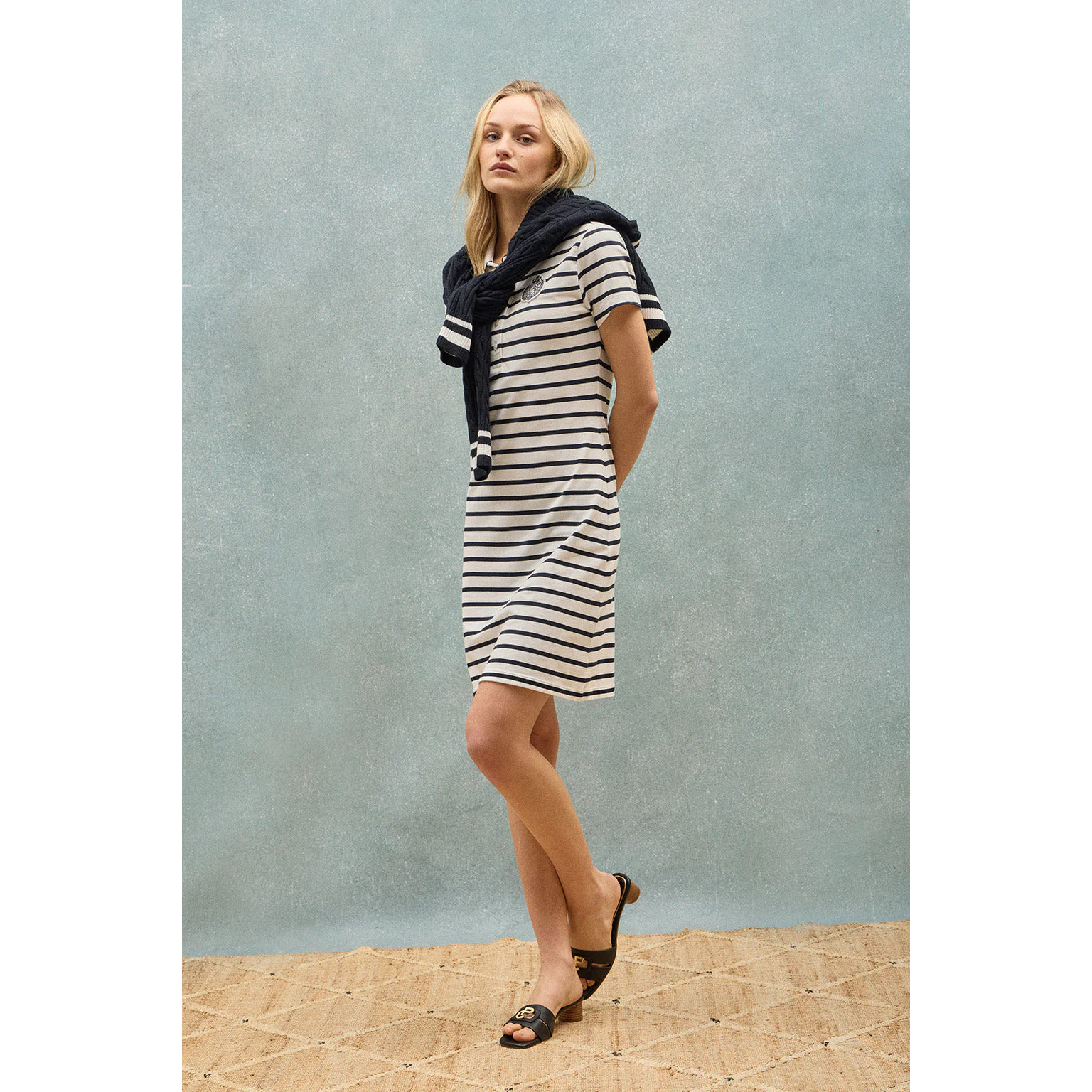 Vestito ecrù a righe e collo a polo con toppa nautica