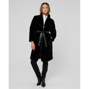 Cappotto di pelliccia di lunghezza media con tagli a spina di pesce