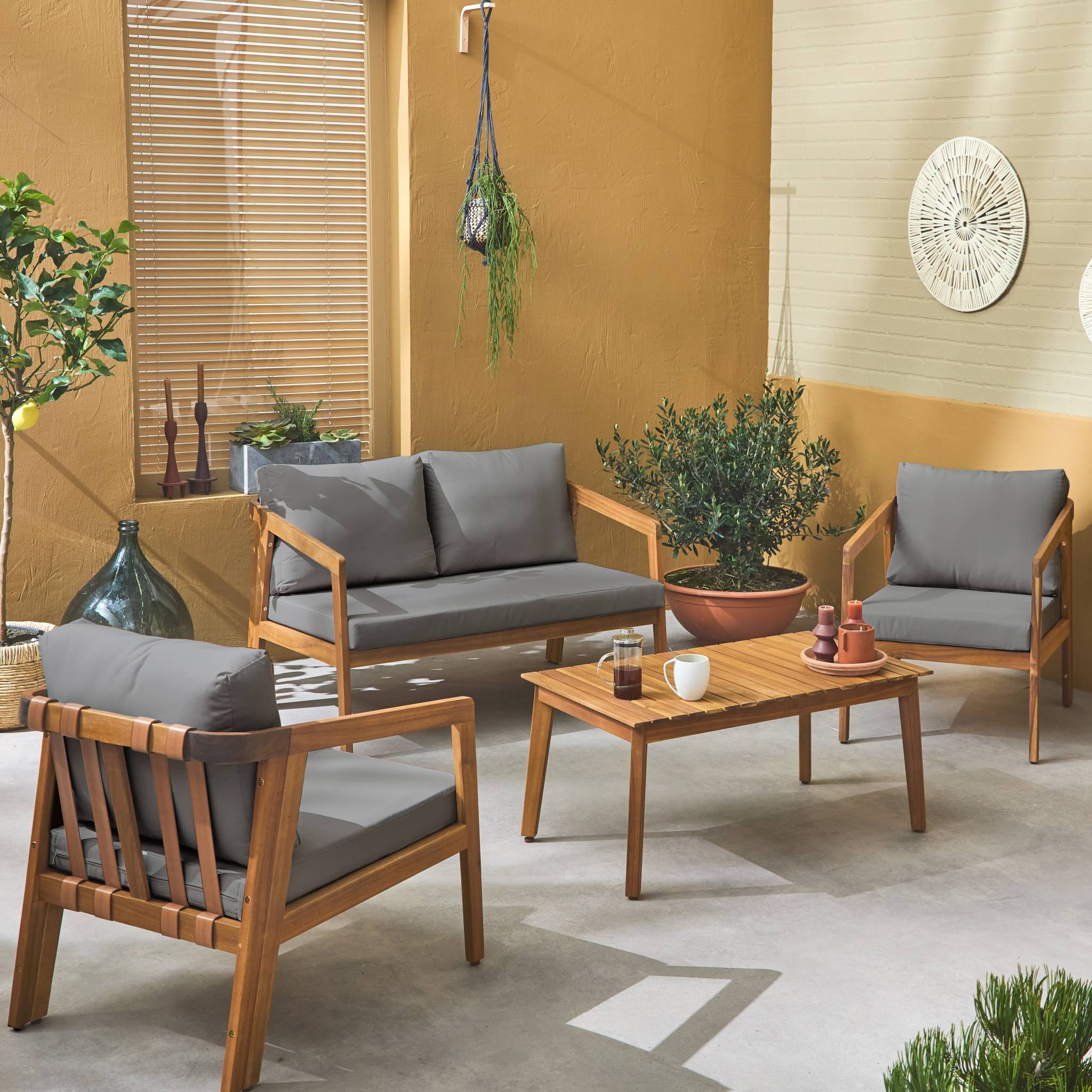 Salon de jardin gris 4 places LOBERIA. bois d'acacia dossier avec lanières effet cuir