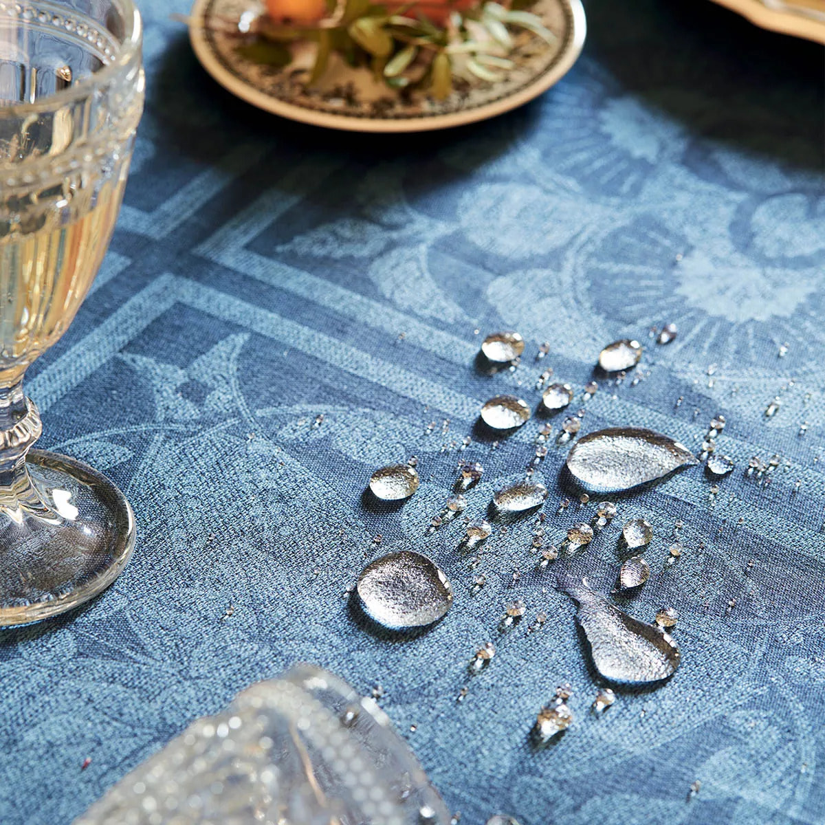 Chemin de table pur lin anti tache motif jacquard Harmonie bleu