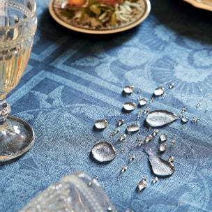 Chemin de table pur lin anti tache motif jacquard Harmonie bleu