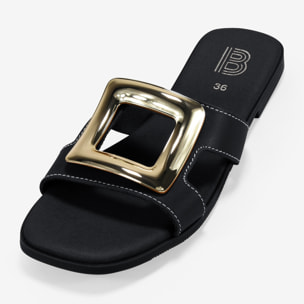 Sandalias planas negras con aplique metálico