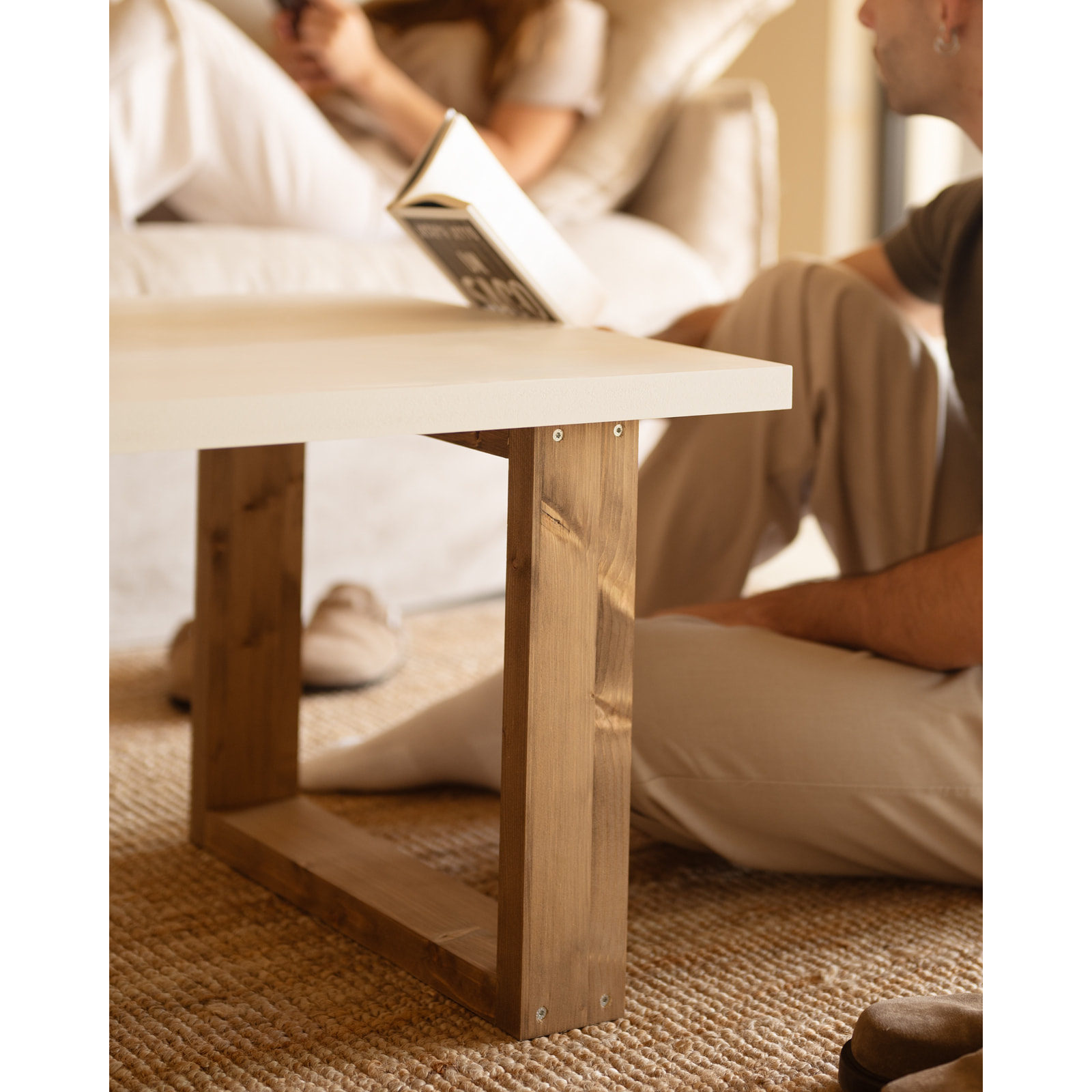 Mesa de centro de laca mate en tono beige y las patas abeto de varias medidas