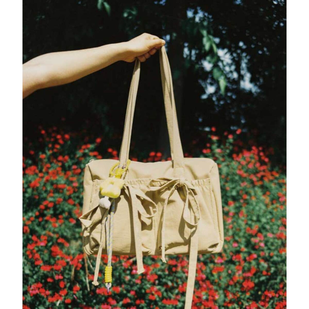 Bolso de hombro amarillo en nailon con charms