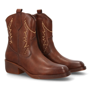Bota cowboy con diseño de tachuelas.