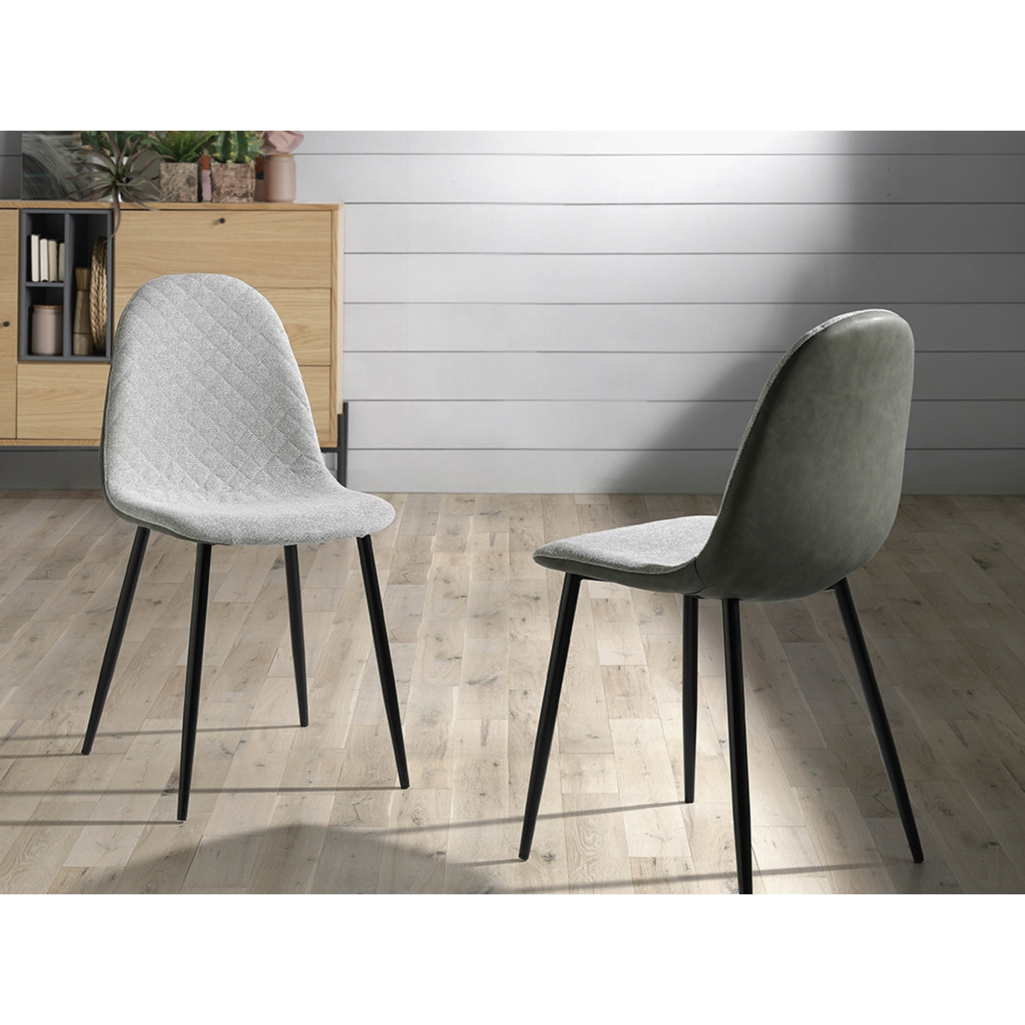 Set de 4 sillas – Tapizado en verde y estructura negra