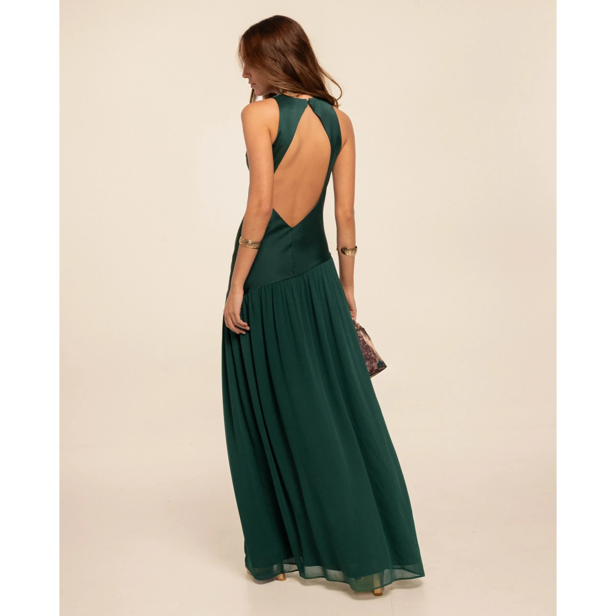 Vestido largo con corte asimétrico y espalda descubierta