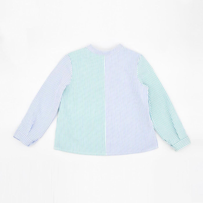 Camisa de manga larga, estampado combinado de rayas azules y rayas verdes. Cuello mao y bolsillo.