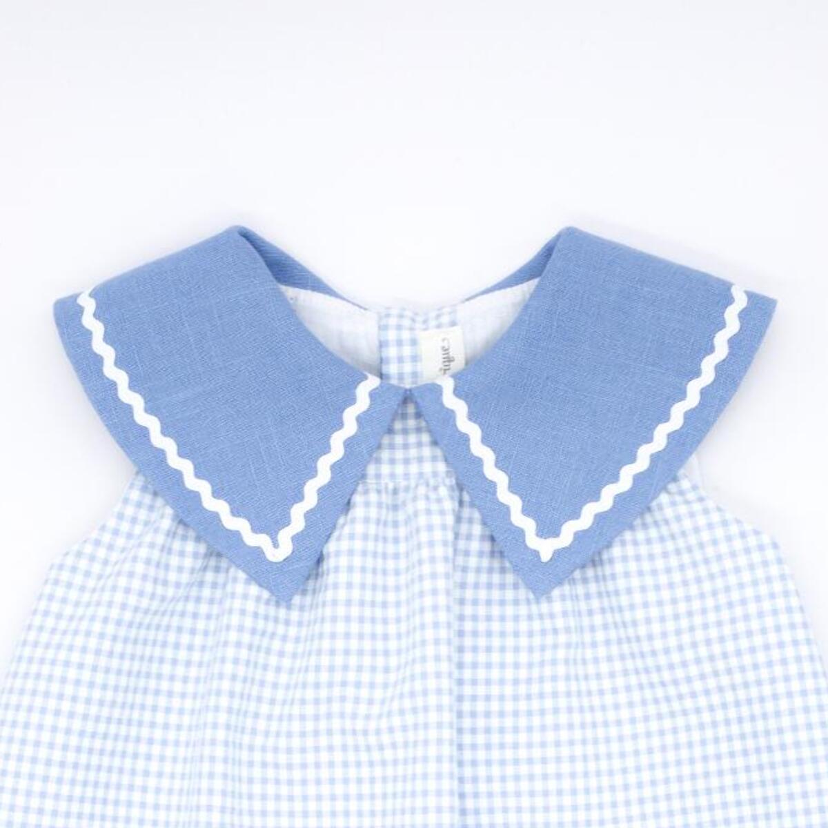 Vestido marinero de cuadros vichy azules. De tirantes cuello con detalle de picunela.