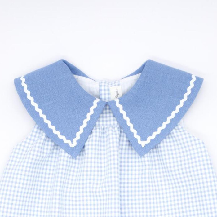 Vestido marinero de cuadros vichy azules. De tirantes cuello con detalle de picunela.