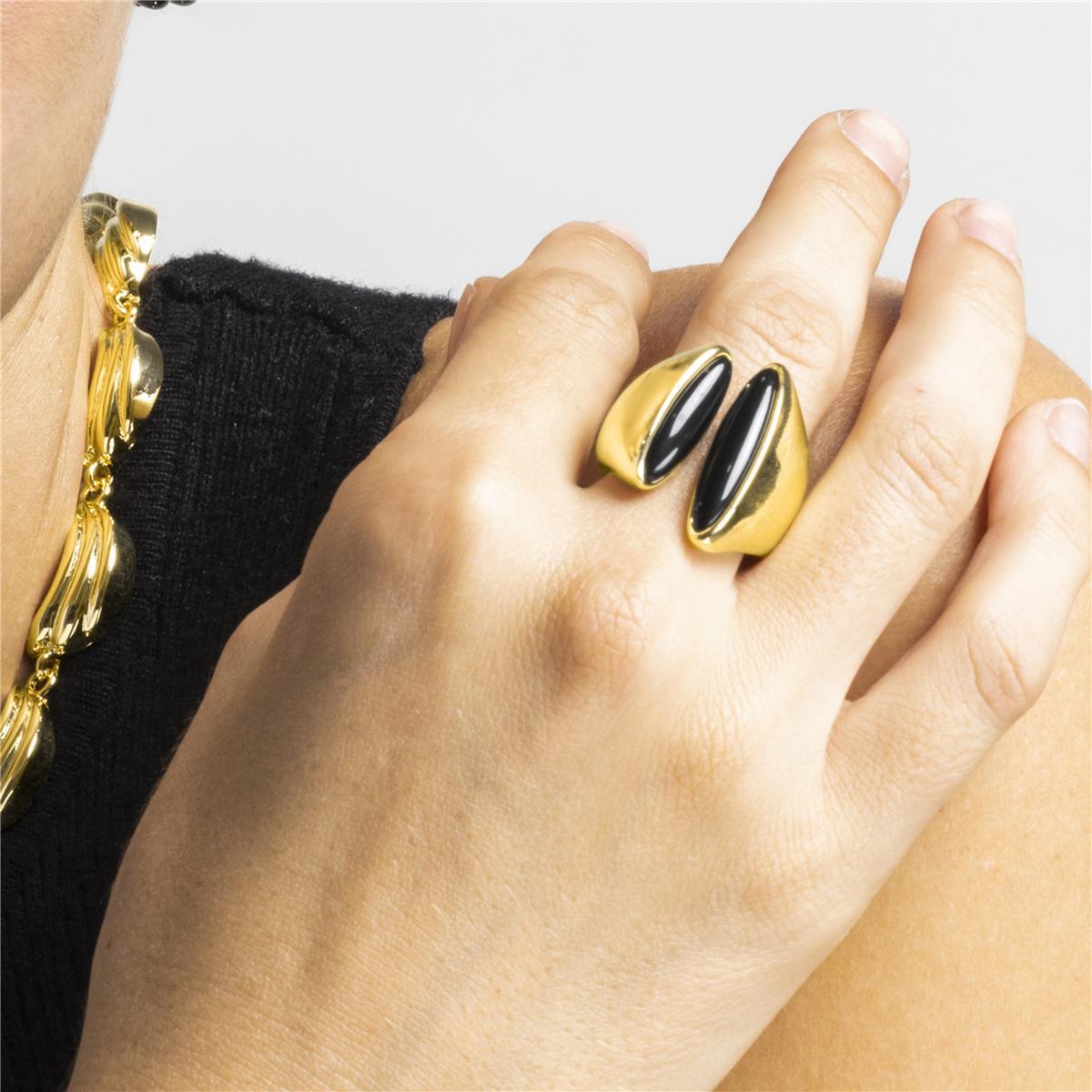 Anillo con Resina Negra acabado oro 18k