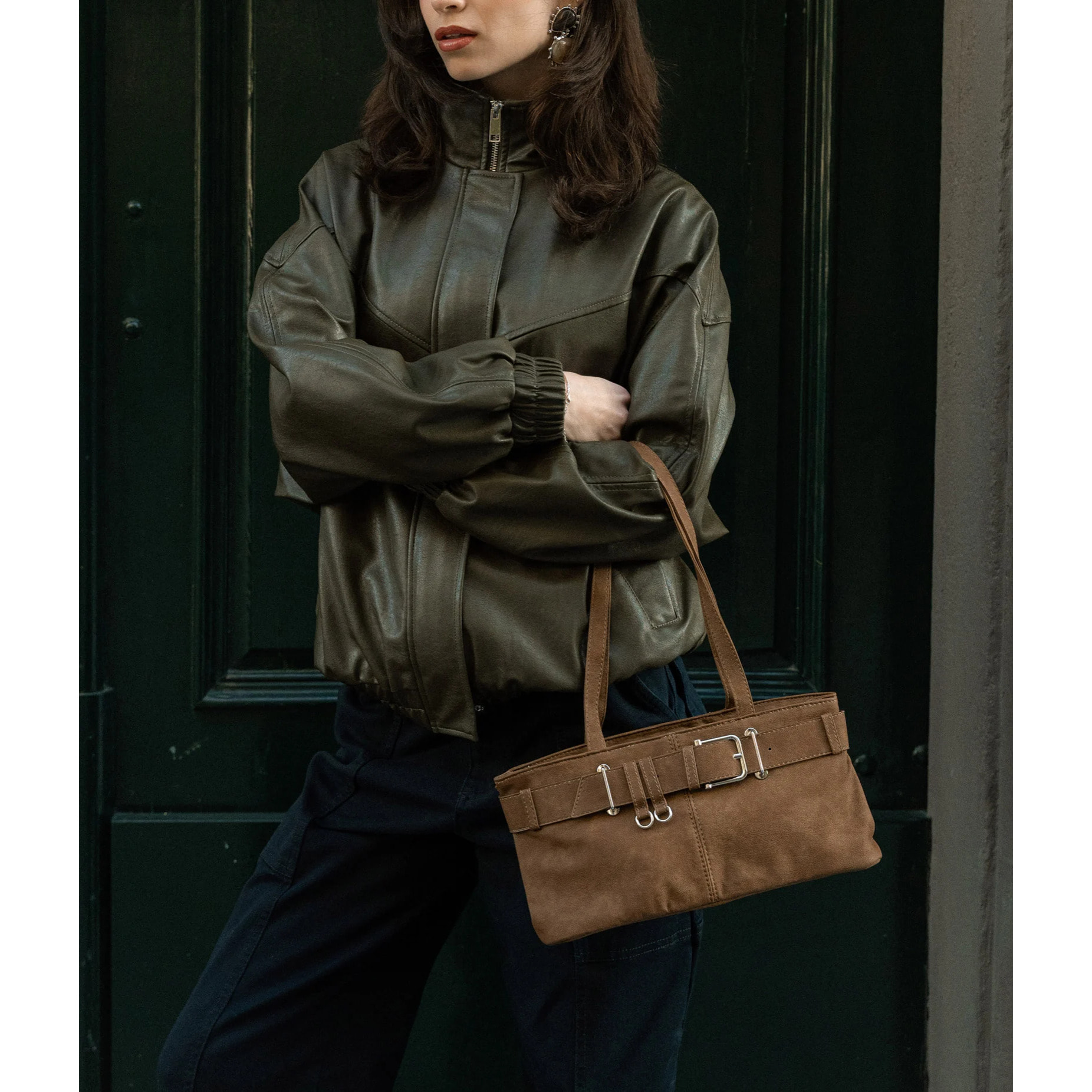 Bolso de hombro marrón con cinturón