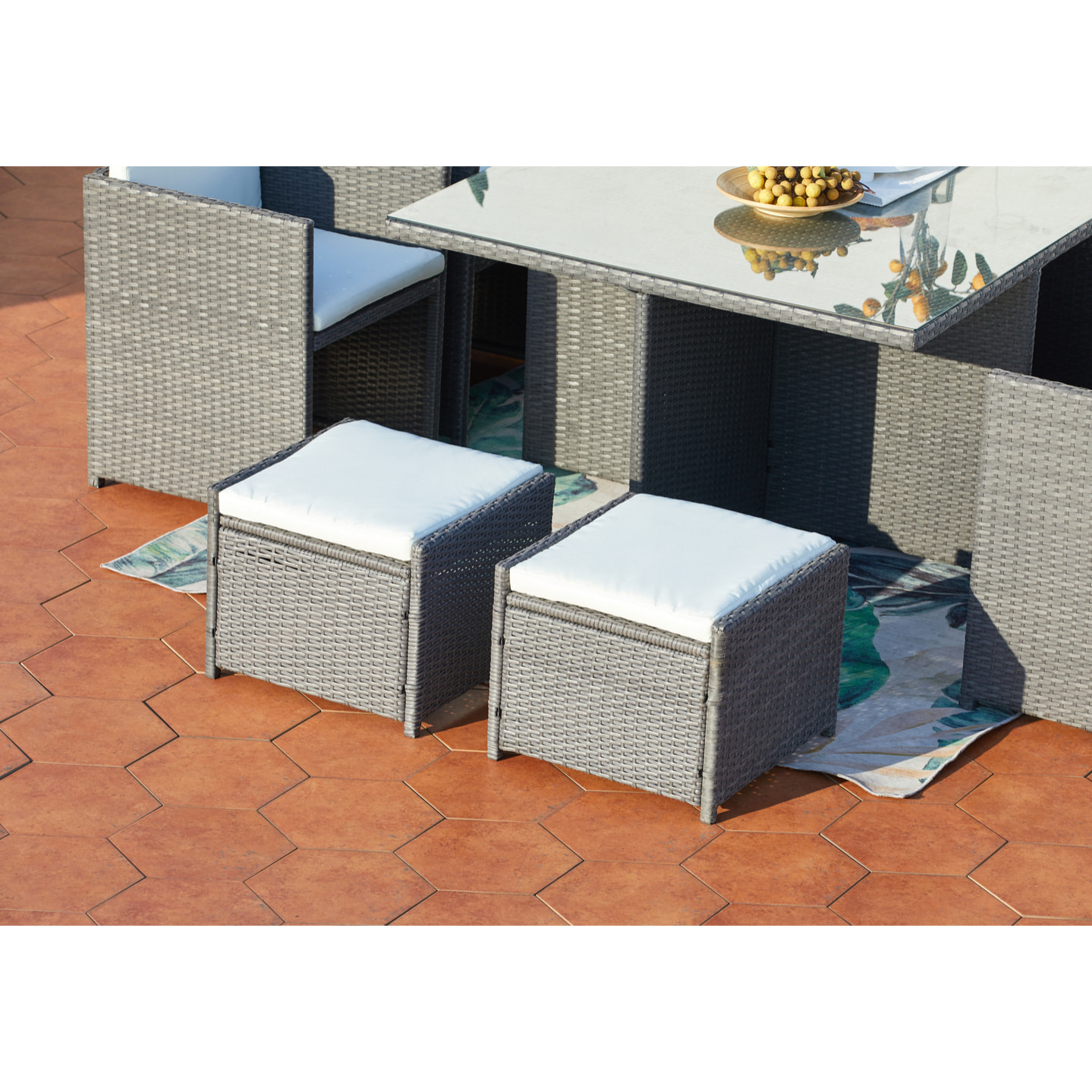 Table et chaises 8 places encastrables en résine gris-blanc REGINA