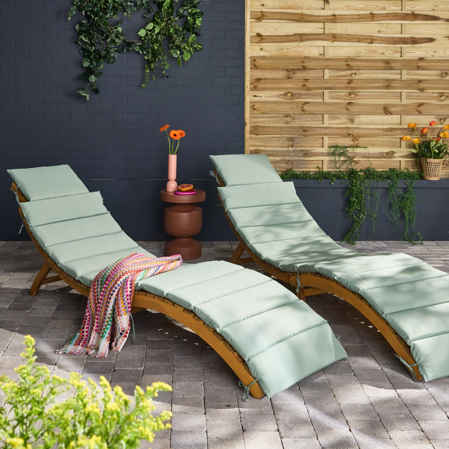 Lot de 2 bains de soleil en bois d'acacia LAURE avec coussin vert de gris en polyester. 184 x 55 x 63.5 cm