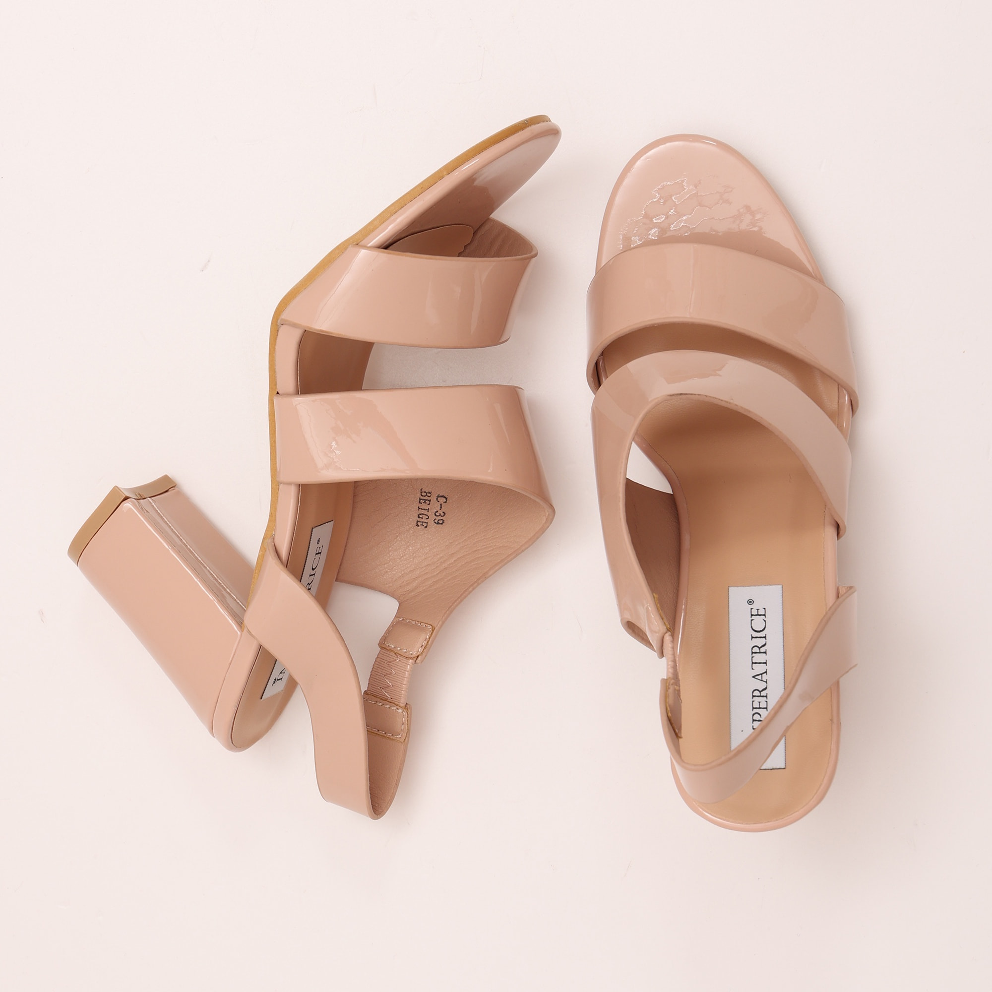 Sandali in simil pelle verniciata con tacco